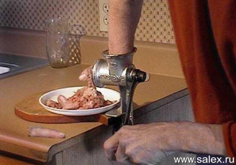извращенец пропускает свою руку через мясорубку