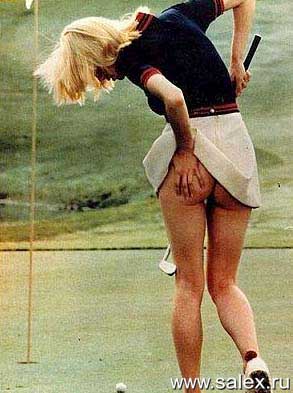 девушка без трусиков играет в гольф